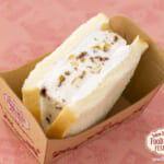 東京ディズニーシー・フード＆ワイン・フェスティバル／ドックサイドダイナー「ナッツとドライフルーツのクリームサンド（ロイヤルブレッド使用）」