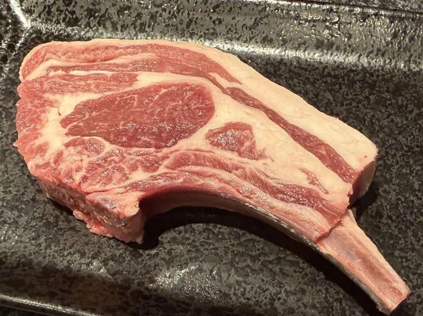 「焼肉の虎」の店舗内装または焼肉を楽しむ食事シーン