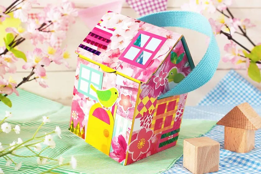 春らしいパーツやカラーでデコレーションする「おうち型バッグ」