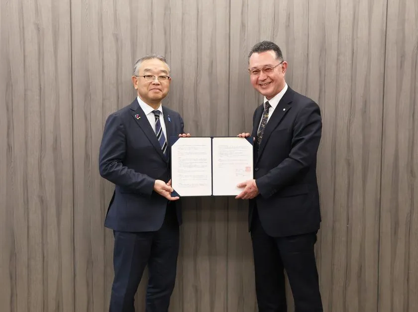 介護福祉士を目指す留学生が団地住民と交流する様子または地域活