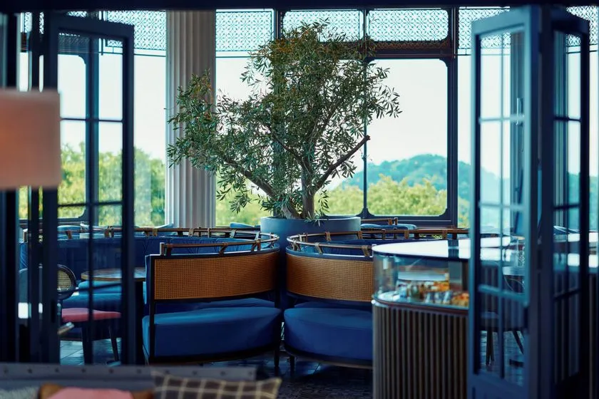 絶景を眺めながらドリンクを楽しめる新設「スカイバー」