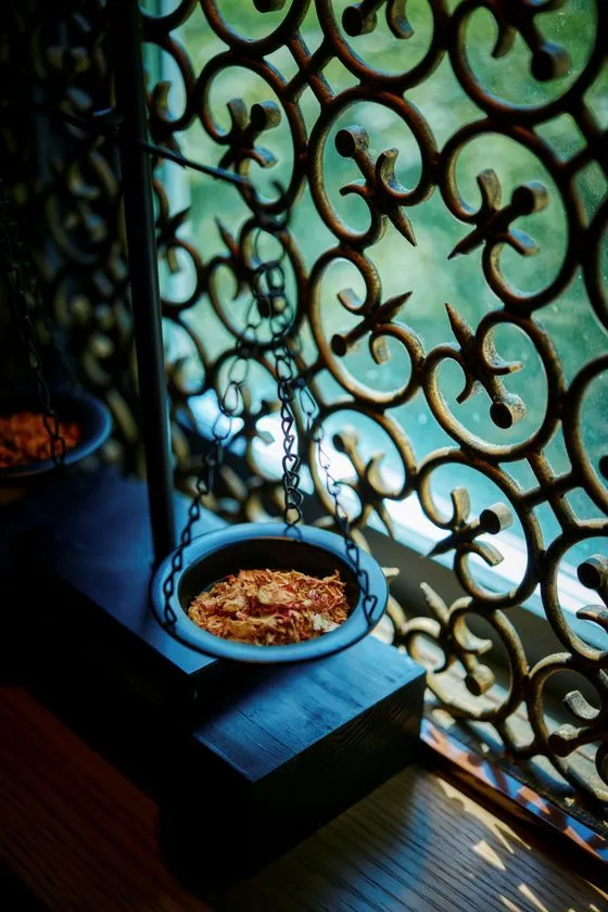 ハーバルカフェで提供される季節のハーブティーと特製ドリンク