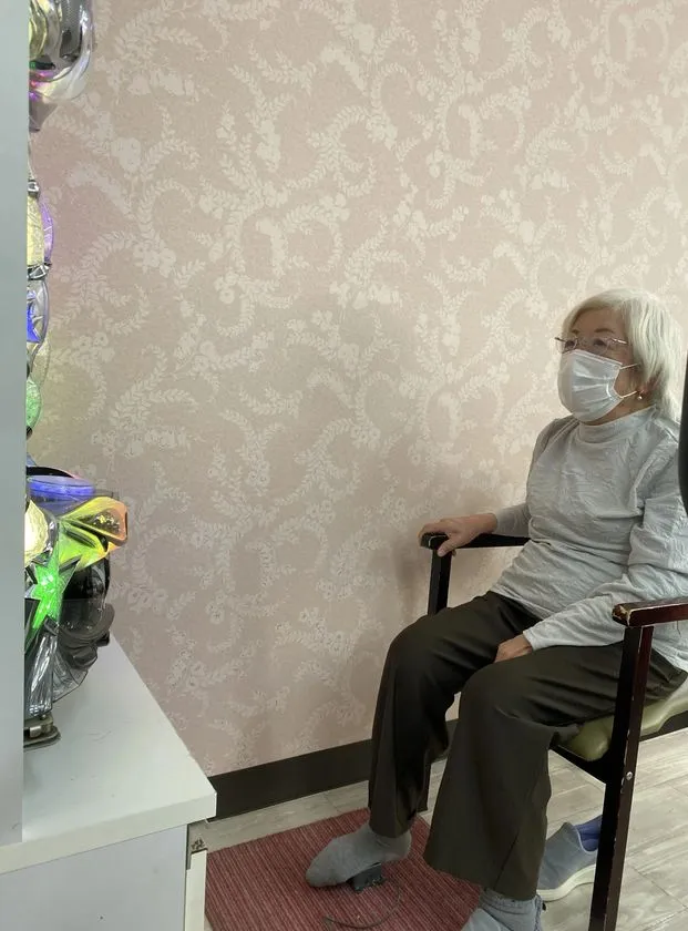 設置機器で楽しみながら手指運動・リハビリに取り組む利用者