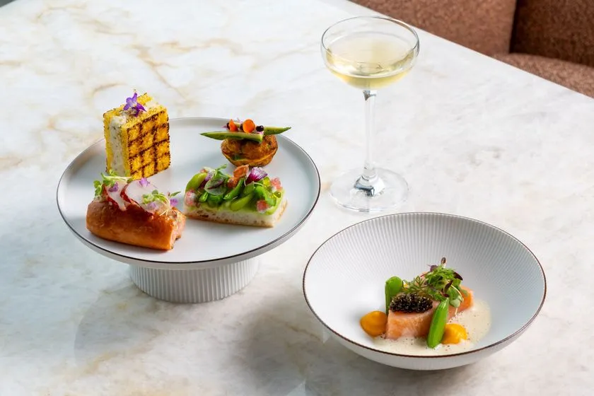 自然光と竹の緑が美しい41階ピーク ラウンジ