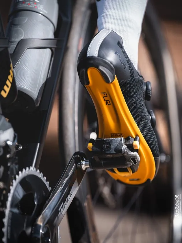 実際のライディングシーンで実力を発揮するFLRシューズ