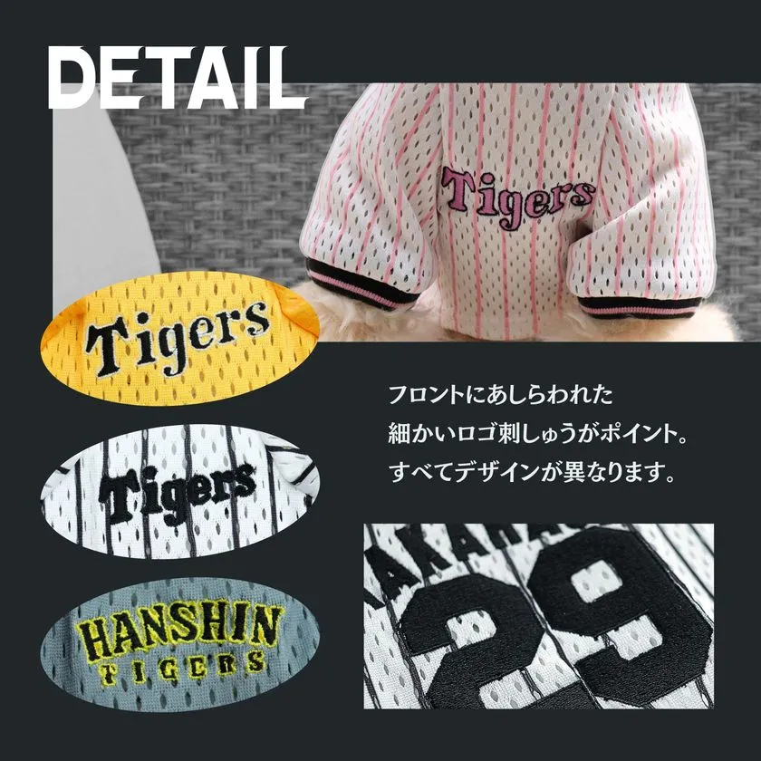 刺繍入りユニフォーム型ペットウェアを身にまとった愛犬