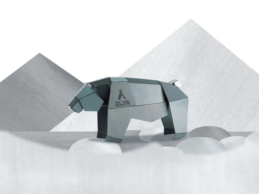 手作業で仕上げた鉄の松の異なる表情を捉えたビジュアル