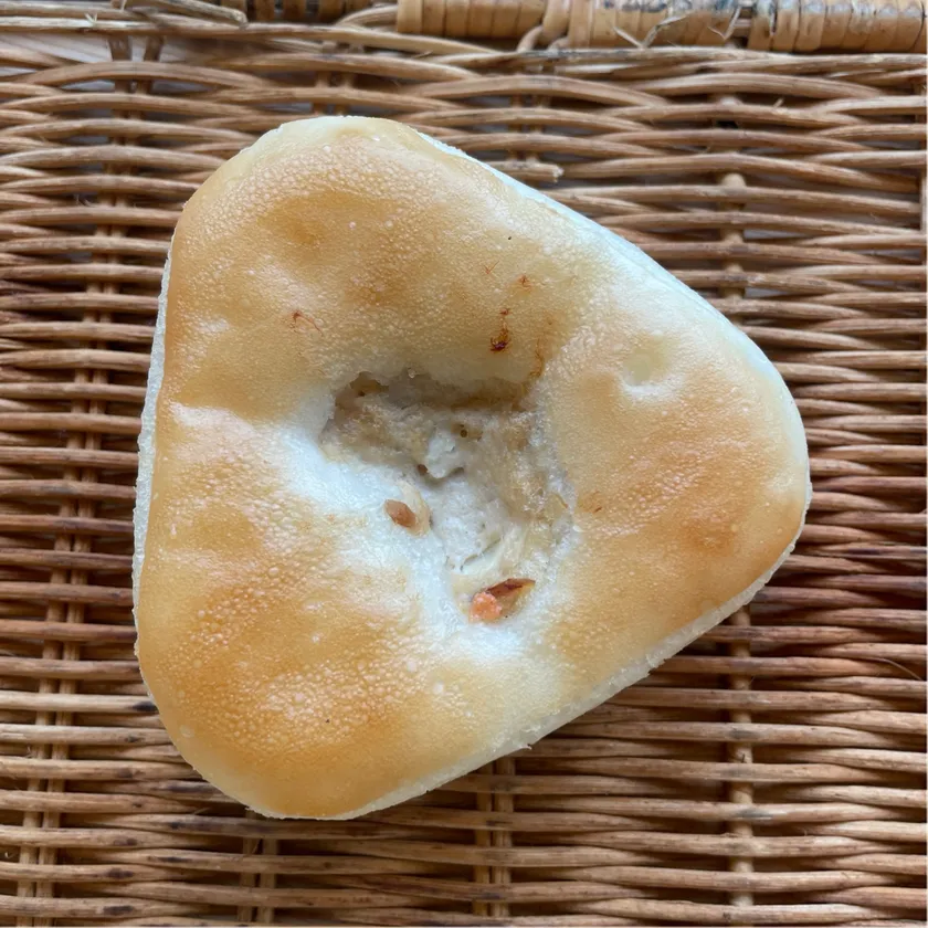 手に持ったあいみパンの米粉おむすびパン