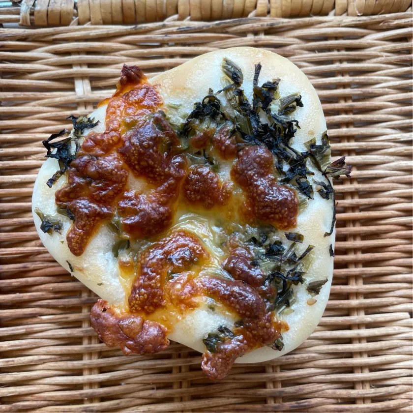 具材入りのあいみパンの米粉おむすびパン