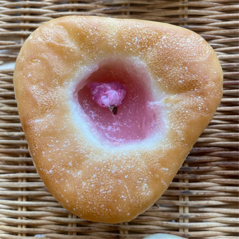 あいみパンのグルテンフリーおむすびパンの断面と具材