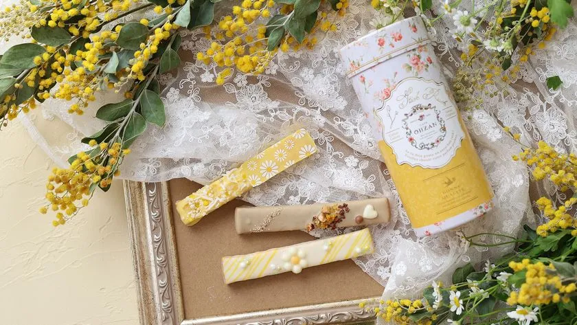 マーガレットモチーフをあしらったキューブラスク