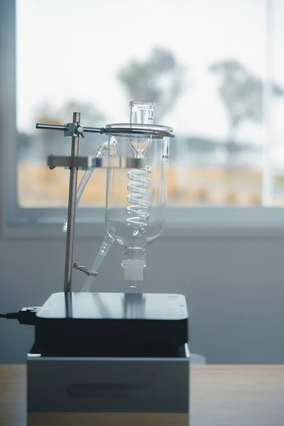 水上蒸留機で蒸留します