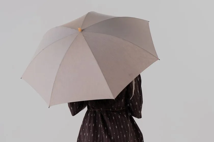 差した瞬間に感じる、やさしい光の広がりを持つ日傘