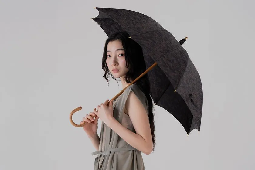 天然繊維ならではの奥行きある色合いを楽しめる日傘