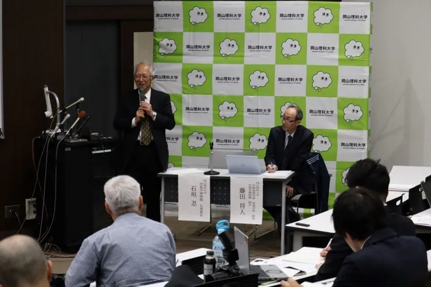 記者会見する石垣名誉館長(左)と藤田館長(右)