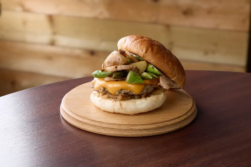 富良野ぷちぷちバーガー 富良野産アスパラガスと越冬じゃがいもと自家製ベーコンの和牛チーズバーガー