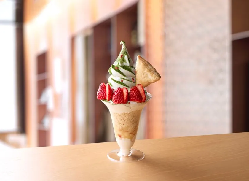 【かふぇあま屋 NISEKO】「春のニセコMt.yotei パフェ《いちご＆アップルクランブル》」