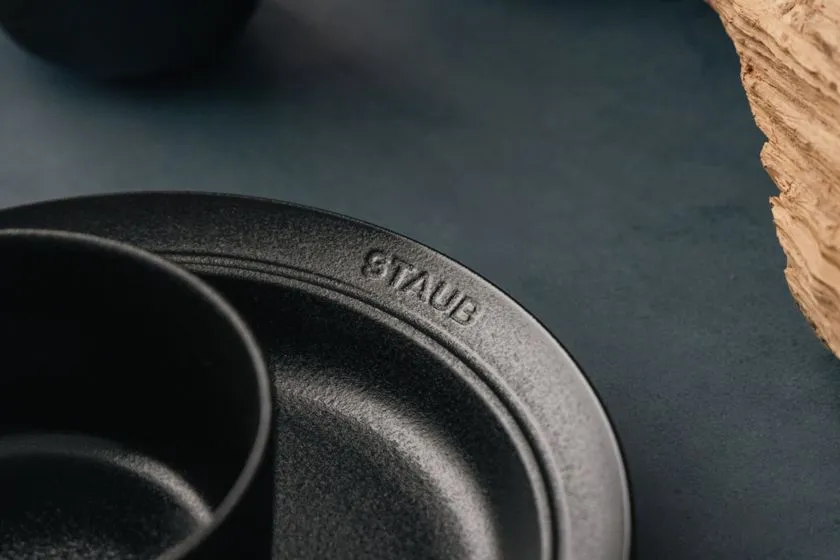 さりげなく浮かび上がる「STAUB」のロゴ