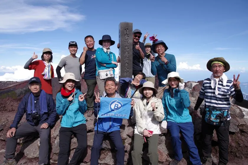 2023年実施のゆったり行程の富士登山ツアー。山頂での集合写真。
