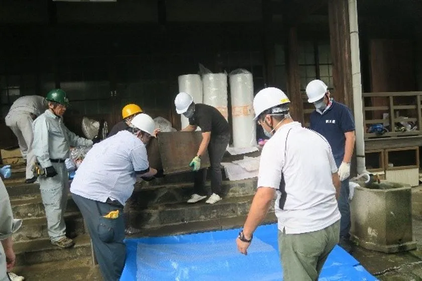 寺院から文化財を救出する様子(熊本地震)