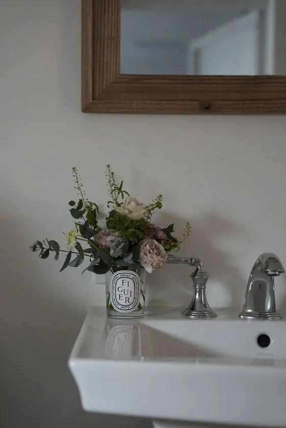 水場に小さなお花を飾る