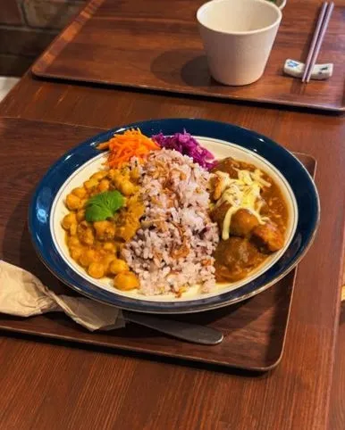 落ち着いた雰囲気のサンクゼールの丘の屋内カフェスペース