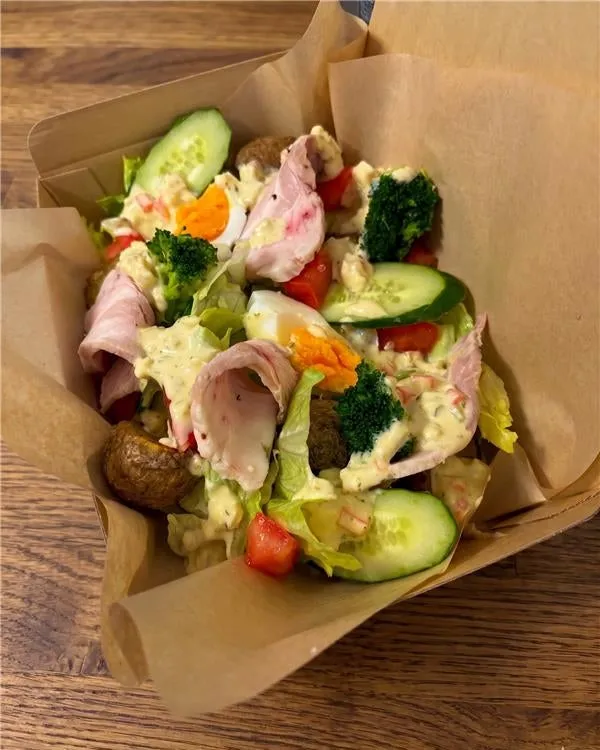 芝生の上でピクニックを楽しめるサンクゼールの丘のイメージ