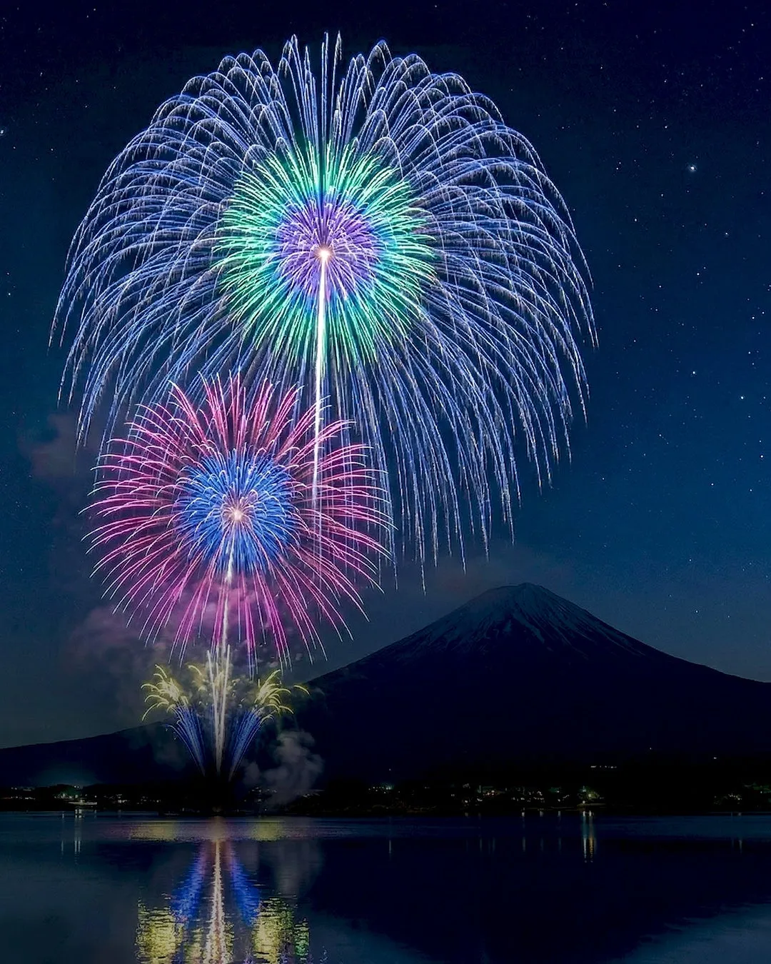 富士山と山中湖を背景に花火が打ち上がるHANABI MAGIC 富士・山中湖 2026のイメージ