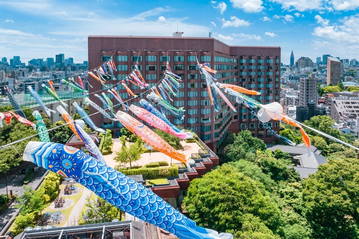 ホテル椿山荘東京の庭園上空を泳ぐ100旒の鯉のぼり