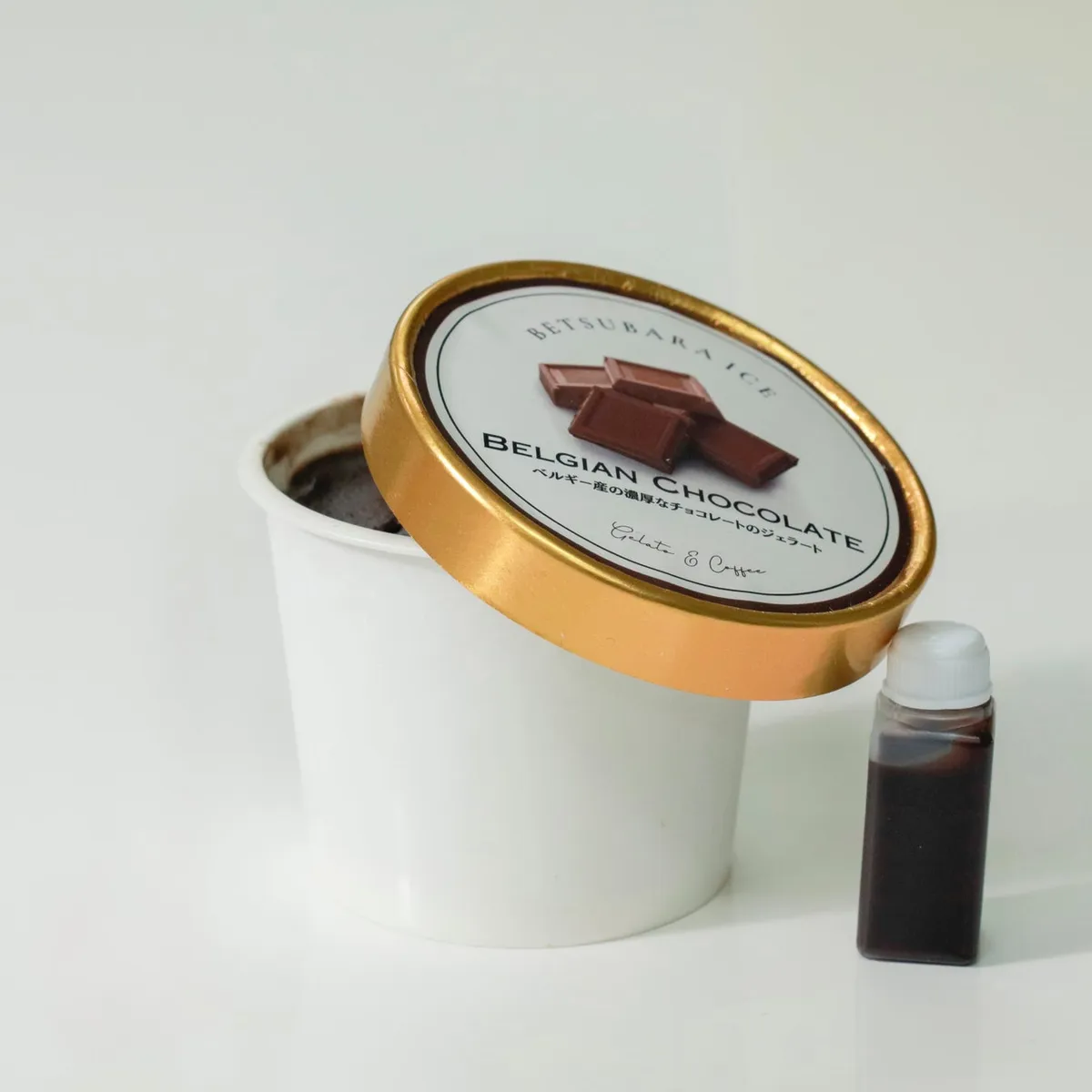 ココアパウダーをまとったドバイチョコジェラート大福