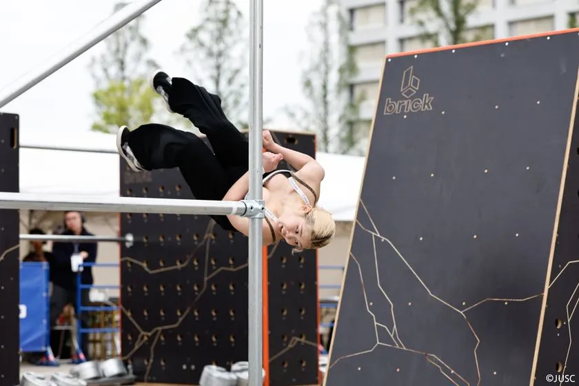 パルクール競技でダイナミックな動きを見せる選手