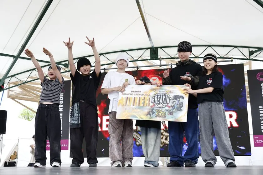 ブレイキン競技でパフォーマンスを披露する選手