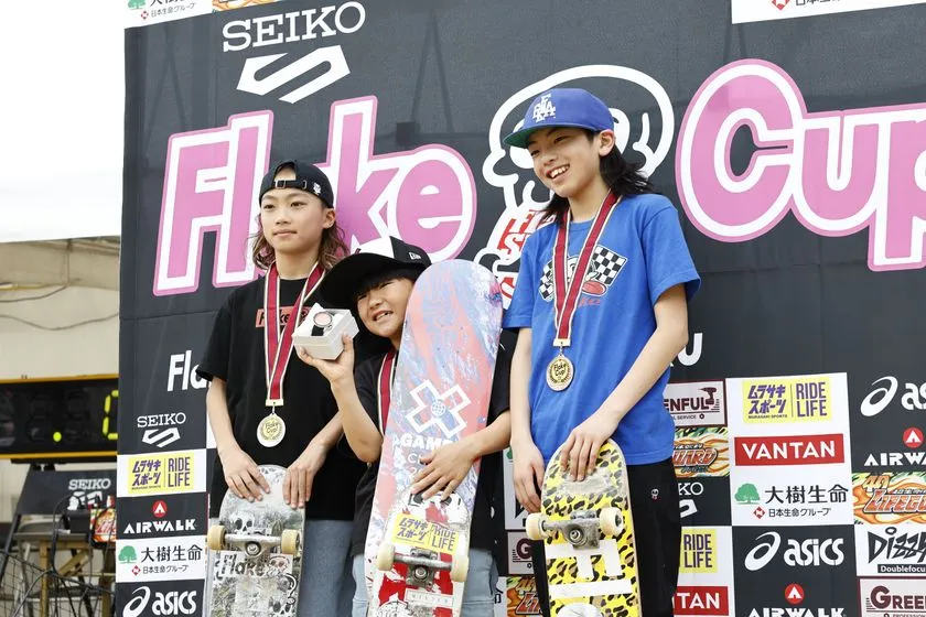 スケートボード競技で技を決める選手