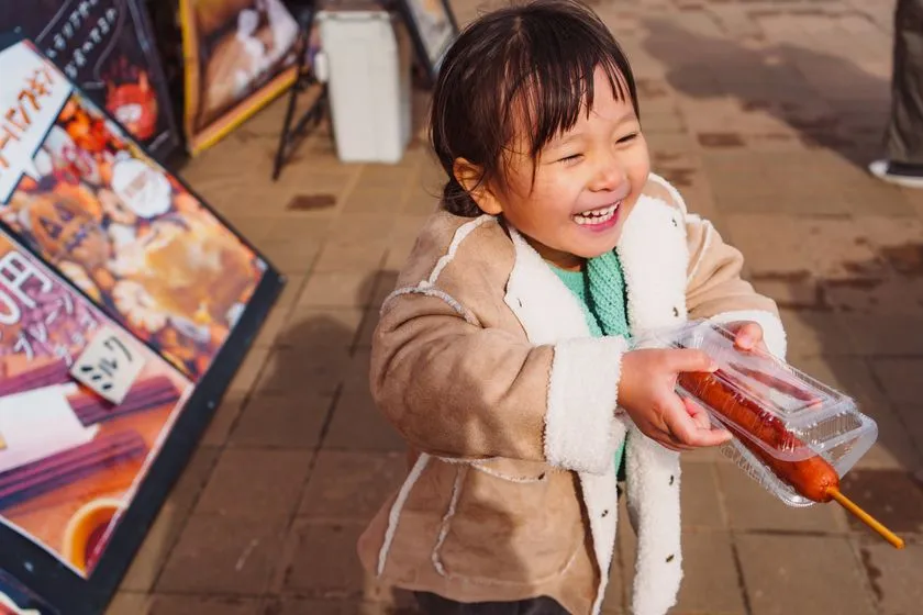 世界各国の料理が並ぶワールドグルメサミットの会場イメージ