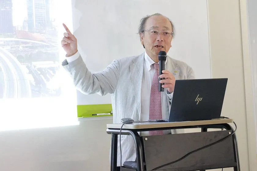 学校法人芝浦工業大学常務理事の木村雅一による特別講義の様子