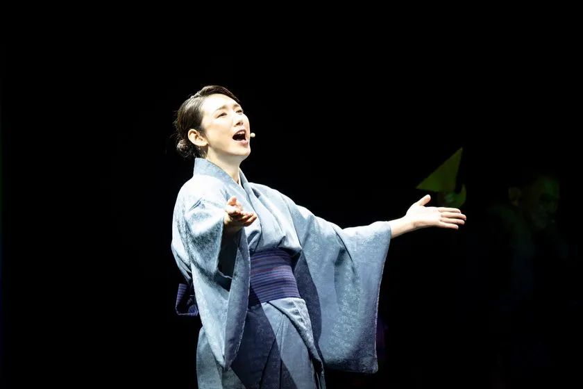 和楽器の生演奏と身体表現が融合した「The Life of HOKUSAI」の舞台写真