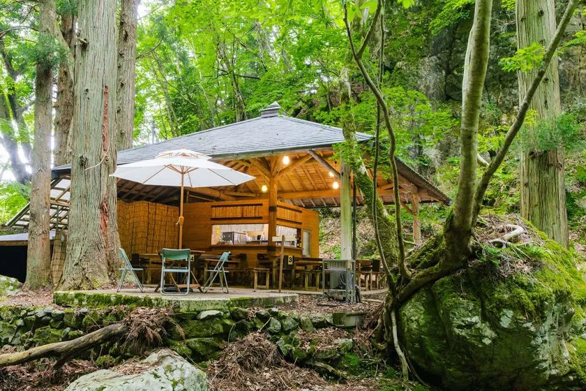 山乗渓谷にたたずむ涼水亭の外観