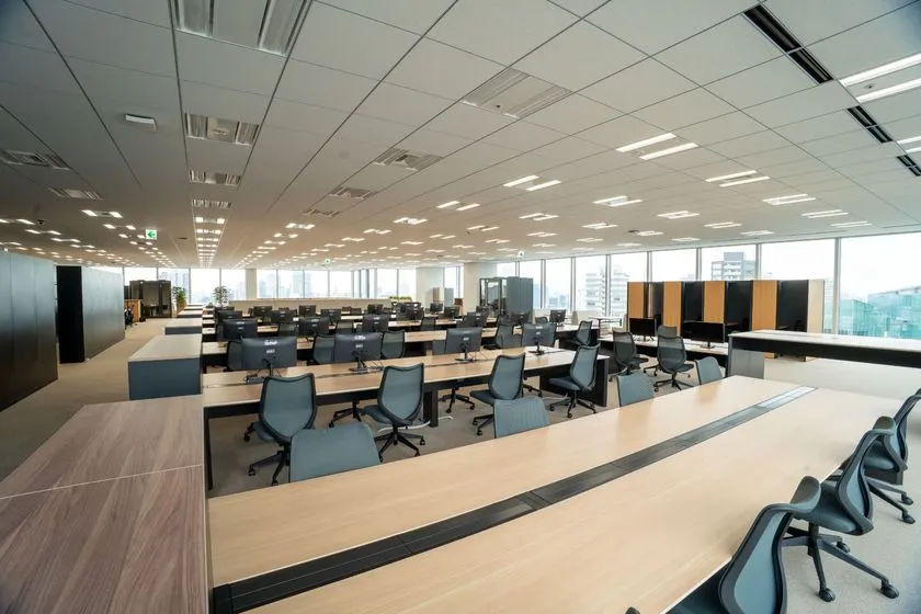 本社機能統合の背景を示すオフィス空間