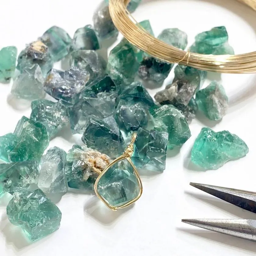 ロジャリーフローライト原石のペンダントを作るワイヤージュエリー体験