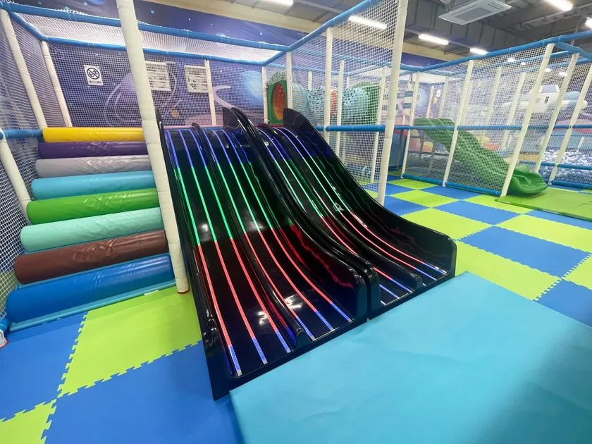 ライトが光るすべり台やトンネルを備えたスーパージャングルジム