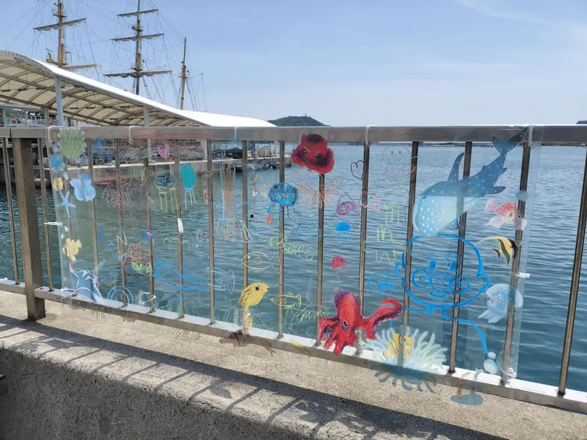 海を背景に自由に絵を描ける巨大アクリルお絵描きキャンバス