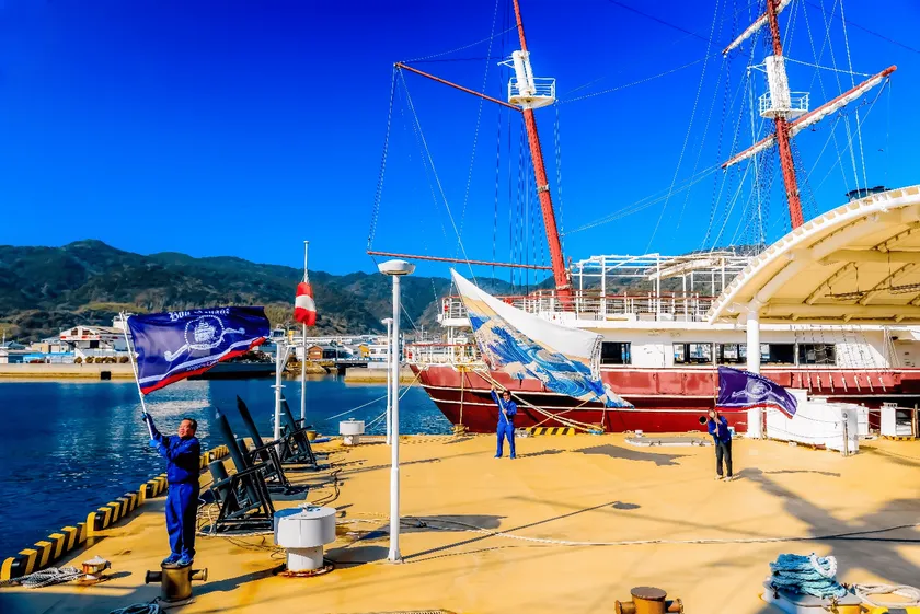 うずしおと鯉のぼりをあしらった特製大旗での見送り風景