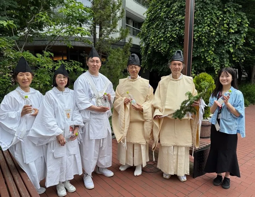 北海道神宮例祭でドリンク配布を行う協賛活動の様子