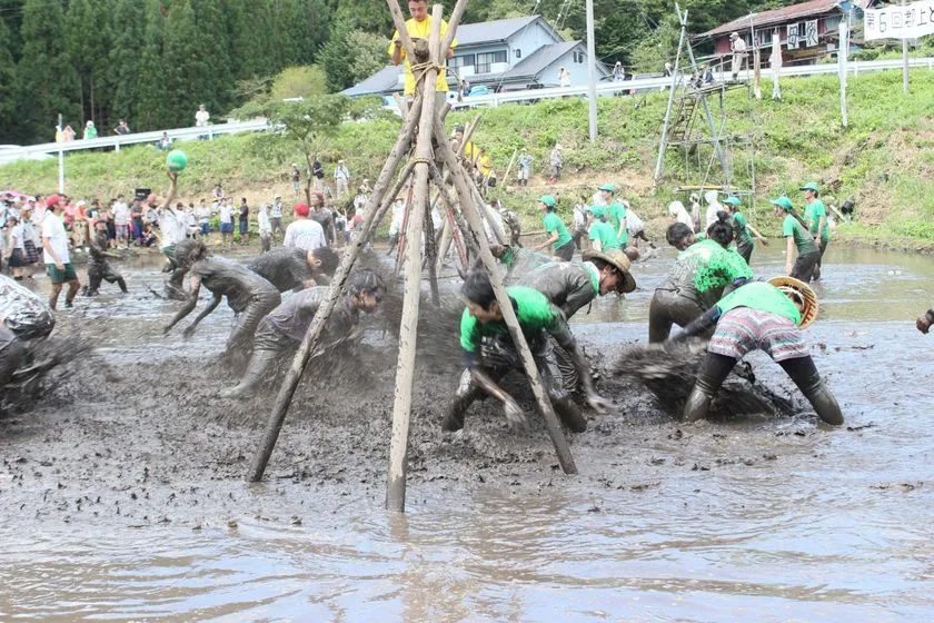 泥だらけになって大会を楽しむ参加者の様子