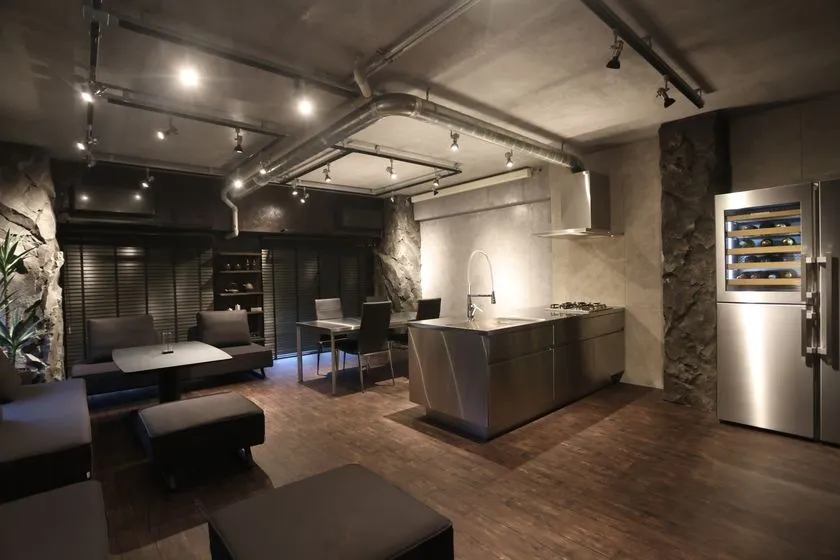 半島状の対面キッチンを備えたメイン空間