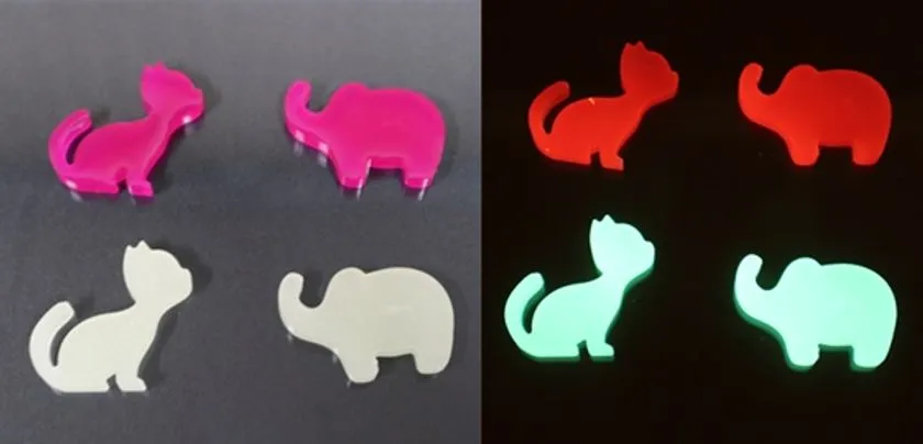 シリカ複合体をエポキシ樹脂で固めた試料。室内光とLED波長405nm照射時の発光の様子