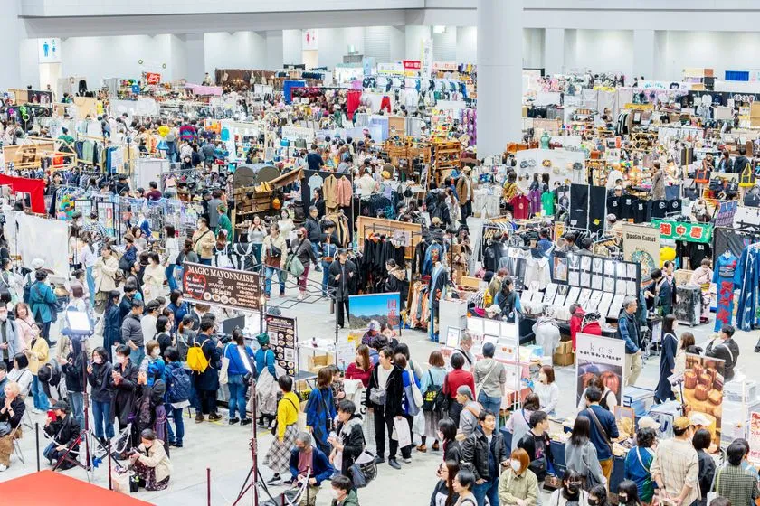 イラストやアクセサリーなど多彩な作品が並ぶ明るいブースエリア