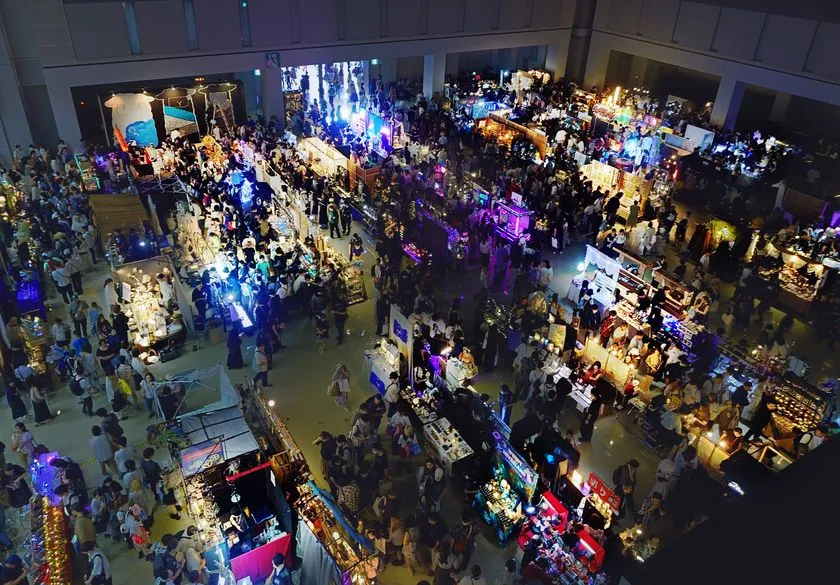 映像や光を使った作品を楽しめる暗いブースエリア