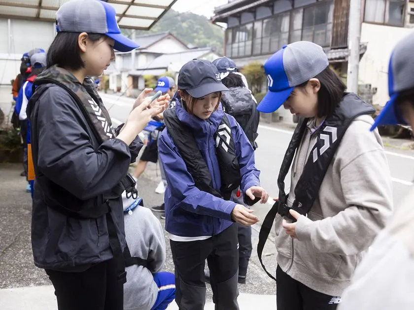 救命具を着用して釣りの準備を進める生徒たちの様子