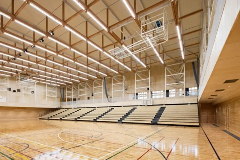 電動で展開と収納ができる移動観覧席の実機